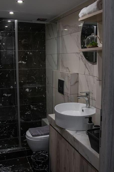 * Ck Modern Loft Near Seaside * Apartment เทสซาโลนิกิ ภายนอก รูปภาพ
